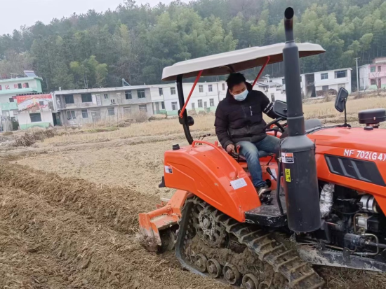圖為合作社機(jī)耕手正在進(jìn)行煙田起壟作業(yè)