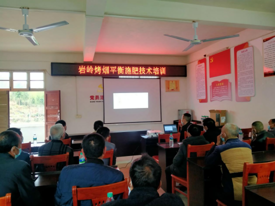 圖為石城縣煙草專賣局技術(shù)員正在向煙農(nóng)培訓(xùn)平衡施肥技術(shù)