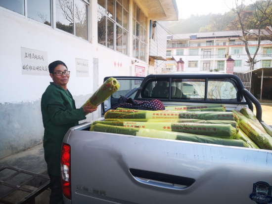 圖為煙農(nóng)滿臉高興的開著皮卡車前來裝運(yùn)地膜