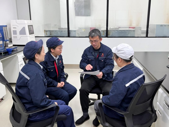 圖為工藝人員討論積分評(píng)價(jià)結(jié)果
