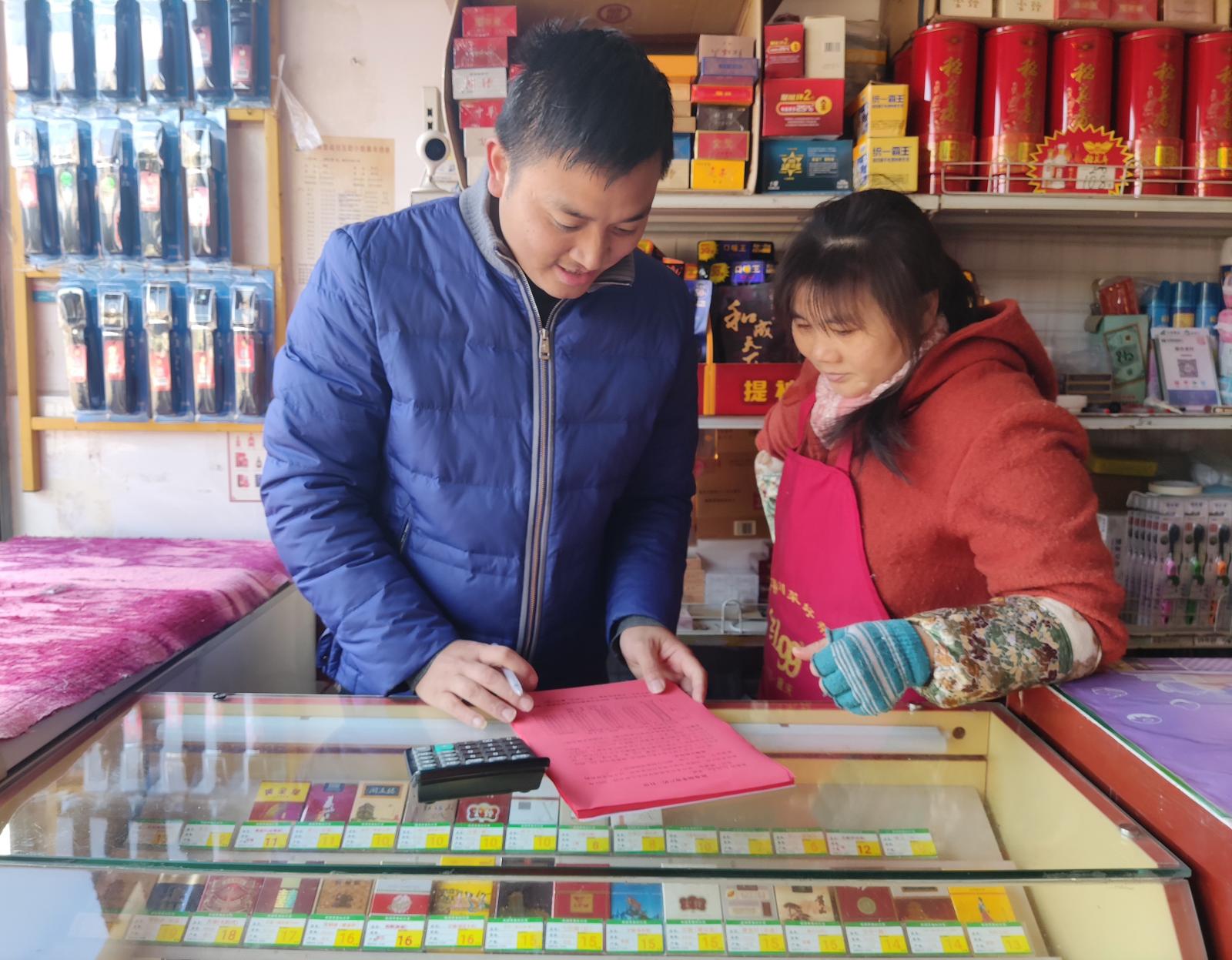圖為小潘向客戶宣傳營(yíng)銷策略.jpg