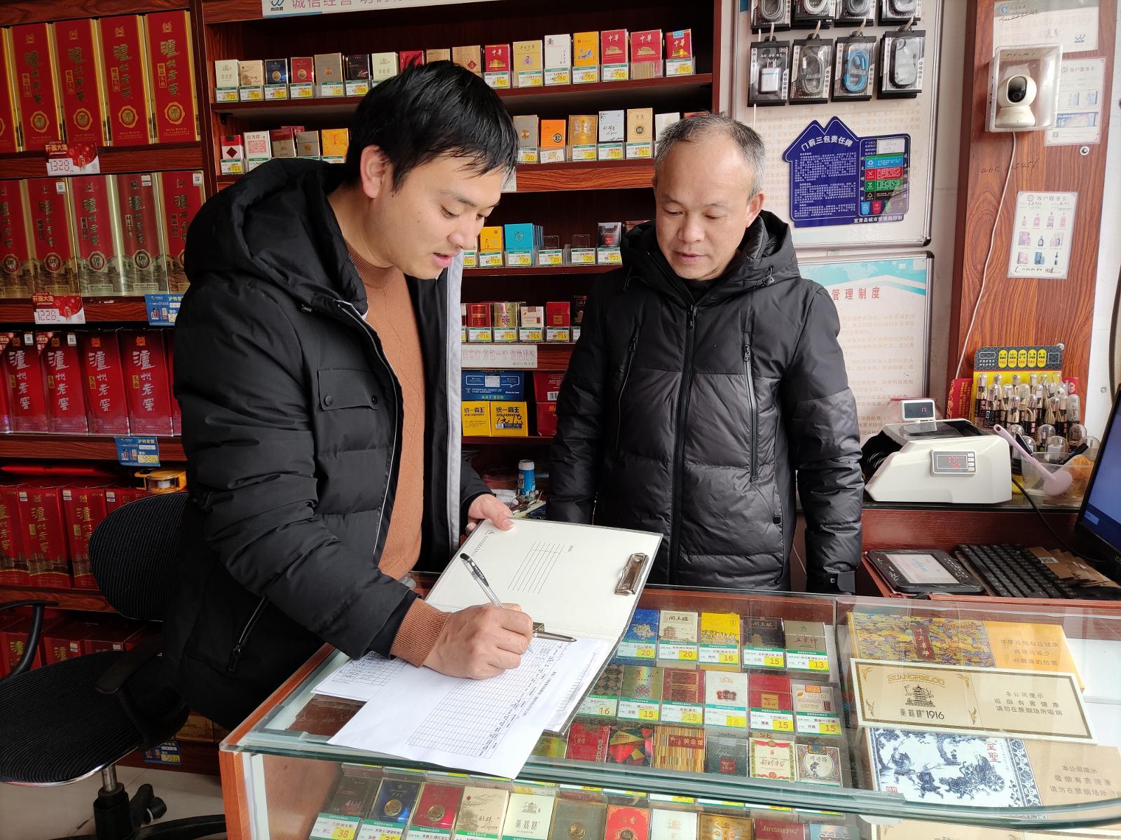 圖為小潘對(duì)客戶開展日常走訪.jpg