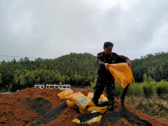 圖為熊由安正在配制營養(yǎng)土 溫昌恭 攝 圖為熊由安正在配制營養(yǎng)土 溫昌恭 攝