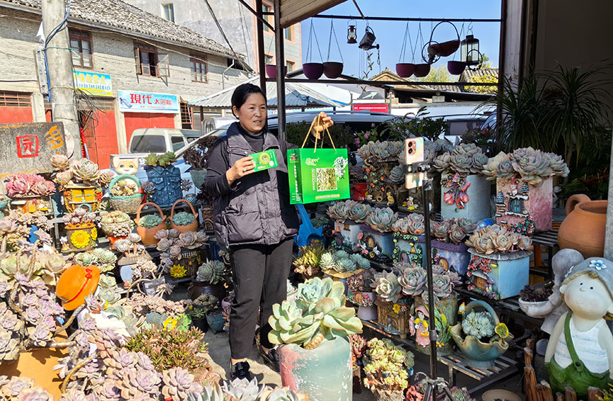 徐寄華平時(shí)在店鋪門口直播---楊芮攝