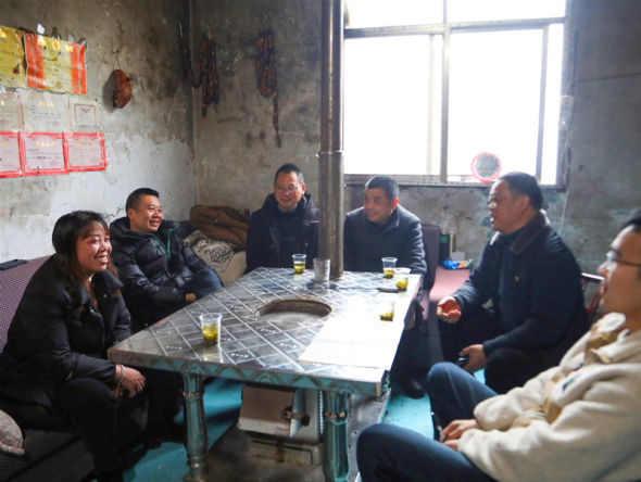 桅桿煙葉收購(gòu)站技術(shù)員入戶走訪 黃玲供圖
