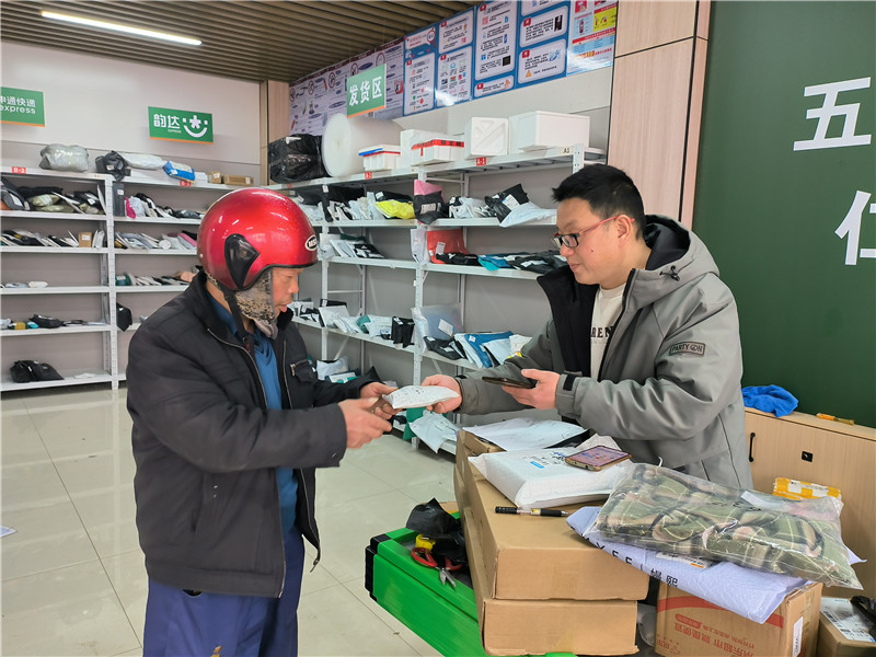 為村民提供快遞服務(wù)