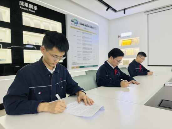 圖為青年員工進(jìn)行技術(shù)理論考試
