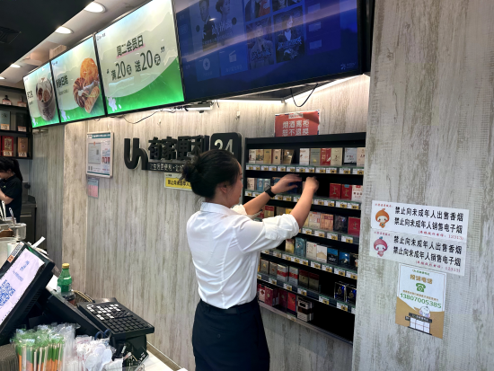 圖為南昌煙草客戶經(jīng)理在進行卷煙陳列指導(dǎo)