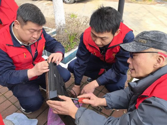 黨員志愿者幫助居民維修小家電