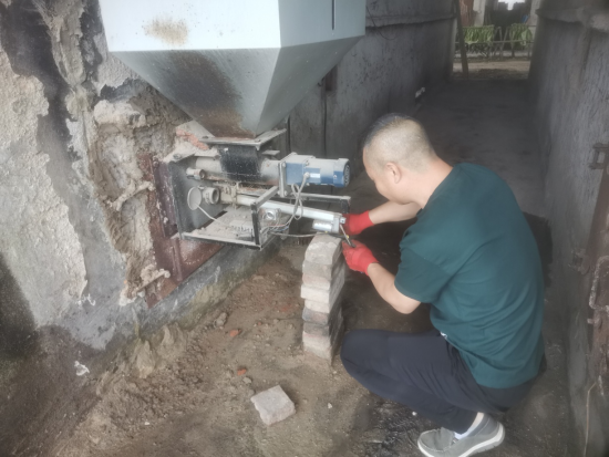 圖為組織技術(shù)人員提前對(duì)烘烤設(shè)施進(jìn)行檢修維修