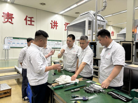 圖為技術(shù)骨干向后備力量傳授經(jīng)驗(yàn)