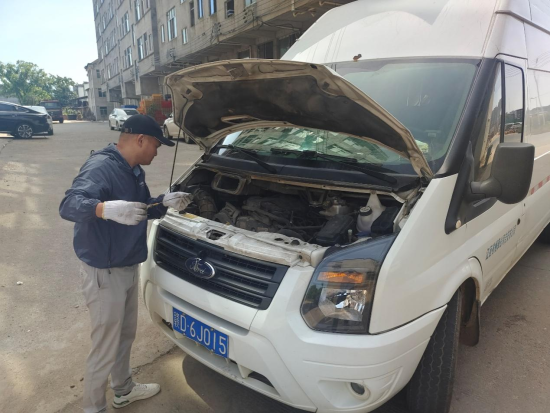 圖為駕駛員廖冬平出車前對(duì)車輛進(jìn)行檢查