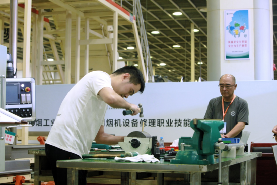 圖為該廠職工查成參加首屆贛陜冀中煙工業(yè)有限責(zé)任公司煙機設(shè)備修理職業(yè)技能競賽現(xiàn)場.pn