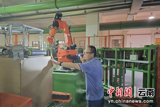 周龍輝在觀察設(shè)備運(yùn)行情況