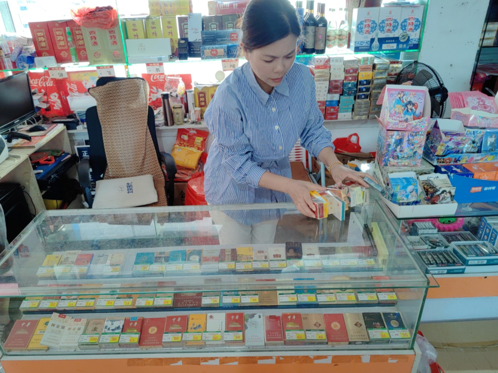 客戶經(jīng)理幫零售客戶商品陳列.jpg