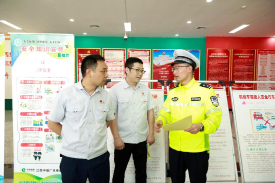 圖為當?shù)亟痪綇V豐卷煙廠開展交通安全宣傳活動