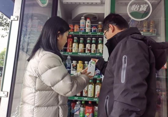 圖為新建區(qū)煙草工作人員和丁雄劍一起選爆款商品