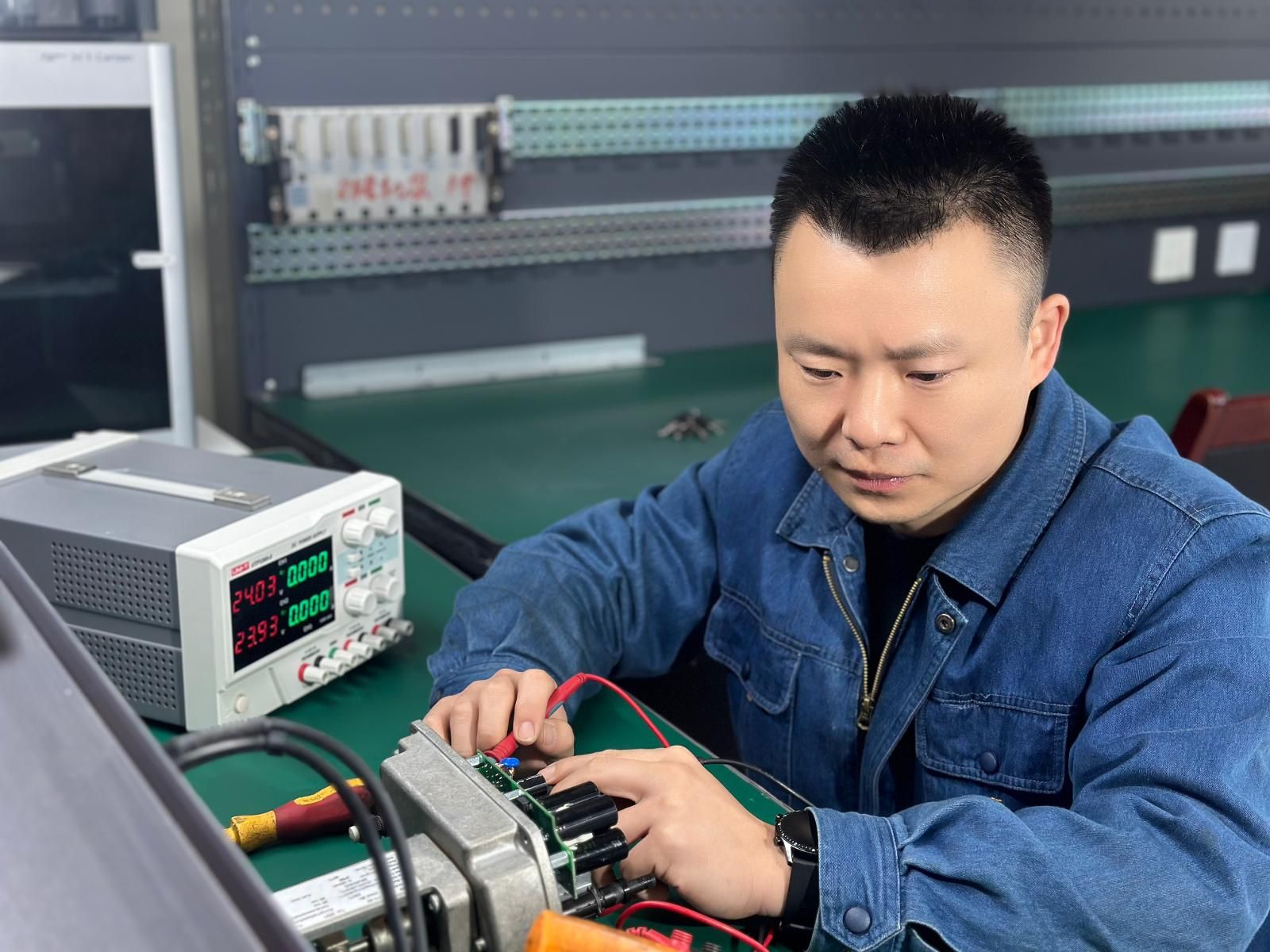 陶晗修理出現故障的電磁閥 云晨/攝