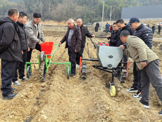 圖為煙農(nóng)施肥蓋膜現(xiàn)場(chǎng)會(huì)上觀摩施肥機(jī)