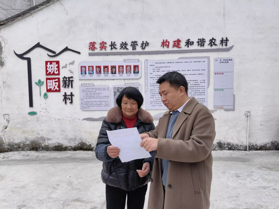 圖為弋陽(yáng)駐村工作隊(duì)向村民進(jìn)行政策宣傳