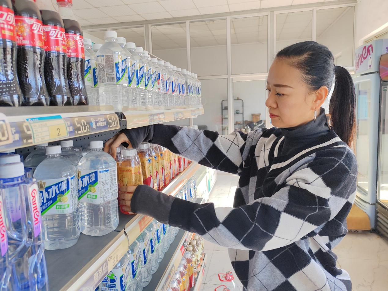 圖為馬艷在整理店內(nèi)商品