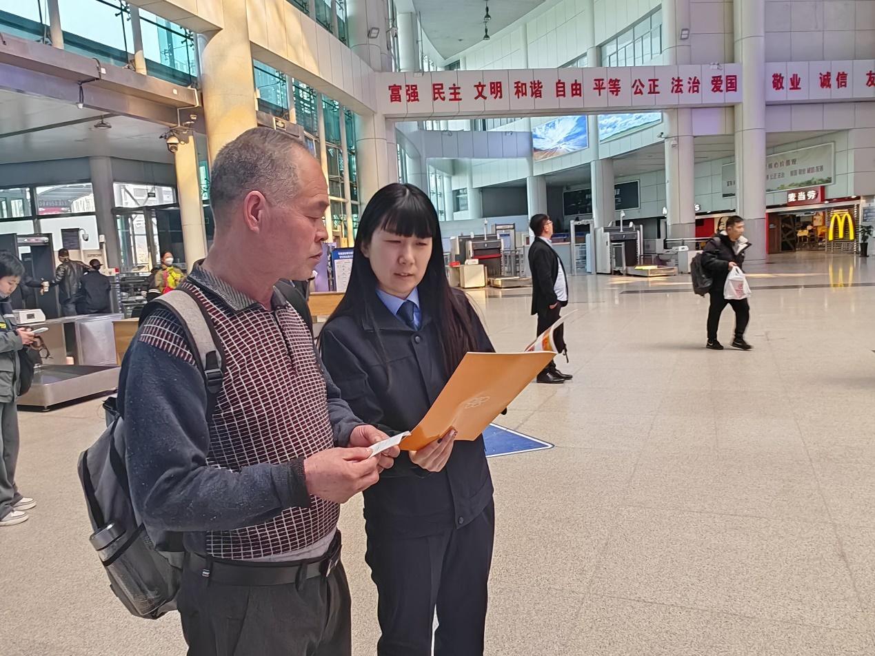 圖為在火車站候車廳向往來旅客宣傳舉報(bào)路徑及獎(jiǎng)勵(lì)辦法