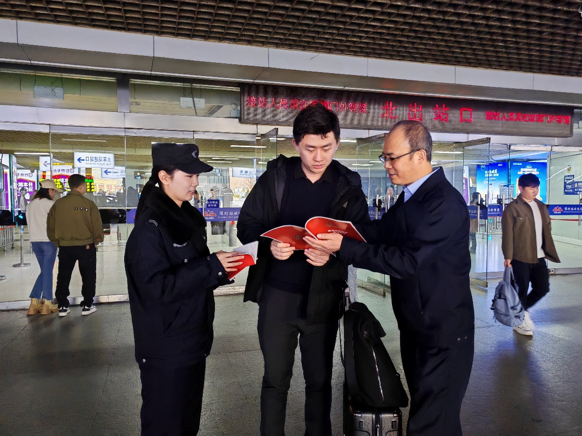 圖為聯(lián)合鐵路公安開展聯(lián)合普法