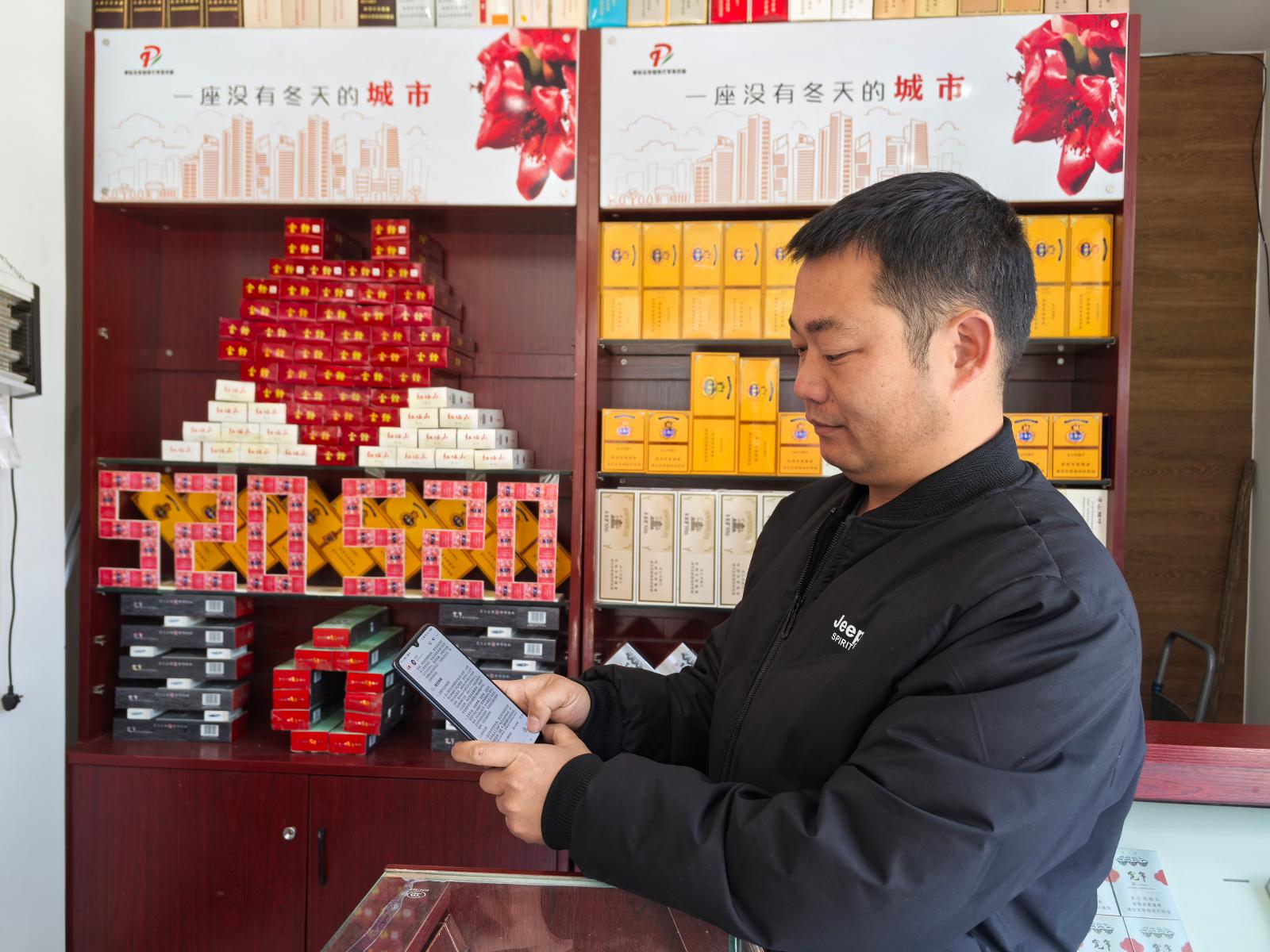 彭真鵬正在店內(nèi)借助AI工具查詢資料.jpg