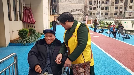 圖為饒衛(wèi)兵組織公益活動(dòng)