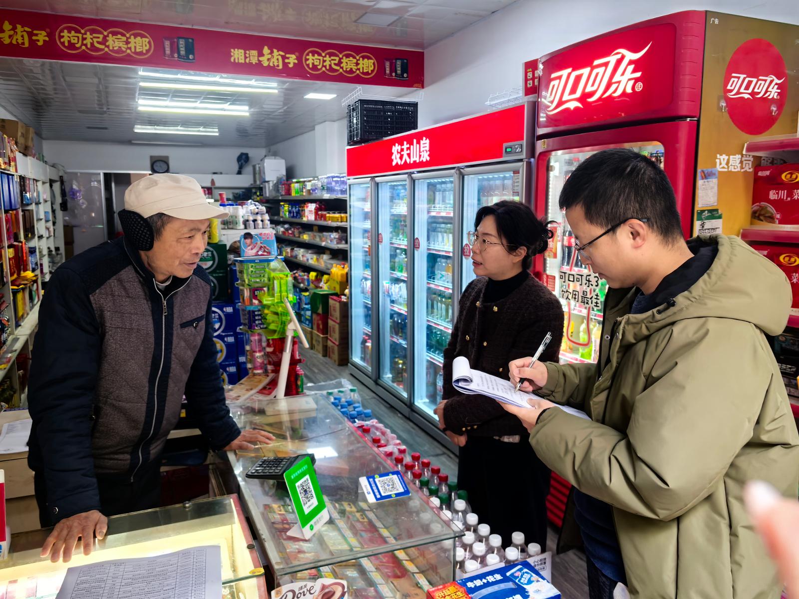 圖為紀檢監(jiān)察人員開展市場走訪.jpg