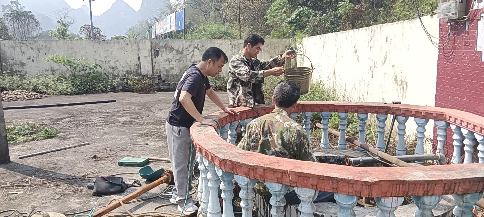 龍州煙草黨員突擊隊(duì)與村民一起查看水源.jpg