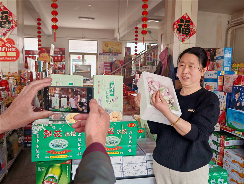 圖為志愿者為張?zhí)m英錄制產(chǎn)品推介視頻