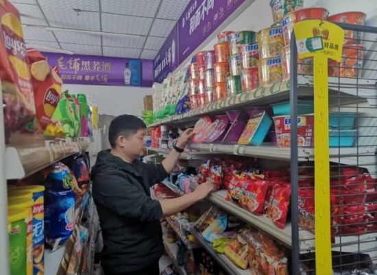 圖為客戶經(jīng)理幫助調(diào)整店鋪布局