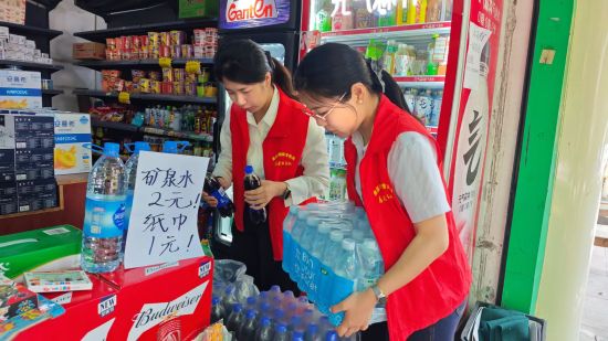 圖為貴溪煙草志愿者幫助李祥林整理貨物