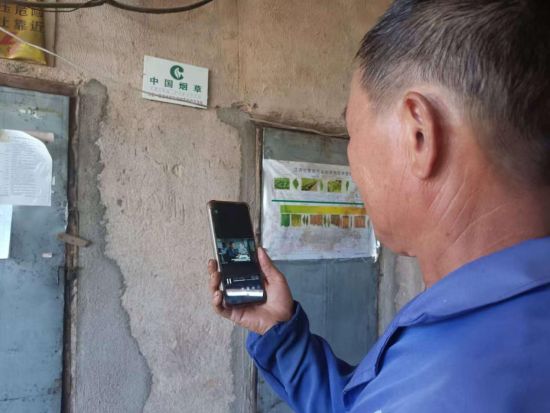 圖為向煙農(nóng)宣傳行業(yè)規(guī)范從業(yè)行為視頻 圖為向煙農(nóng)宣傳行業(yè)規(guī)范從業(yè)行為視頻