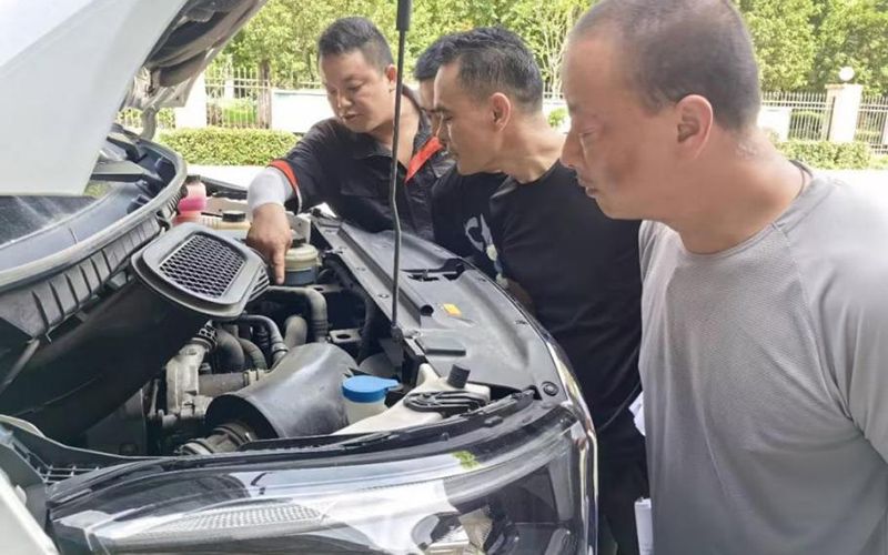 車輛維修技師正在現(xiàn)場講解高溫車輛易發(fā)故障