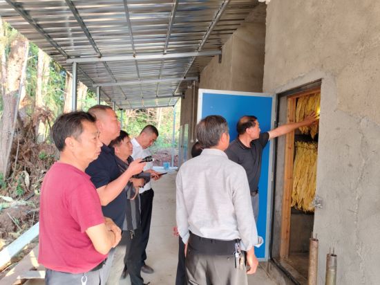 圖為煙葉烘烤技術培訓現(xiàn)場 圖為煙葉烘烤技術培訓現(xiàn)場