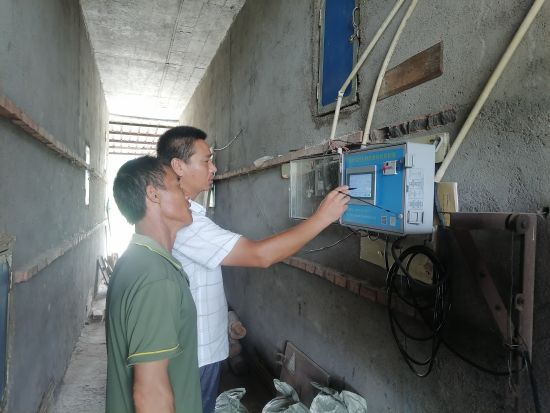 圖為煙技員唐傳東指導(dǎo)煙農(nóng)觸摸屏自控儀操作方法 圖為煙技員唐傳東指導(dǎo)煙農(nóng)觸摸屏自控儀操作方法