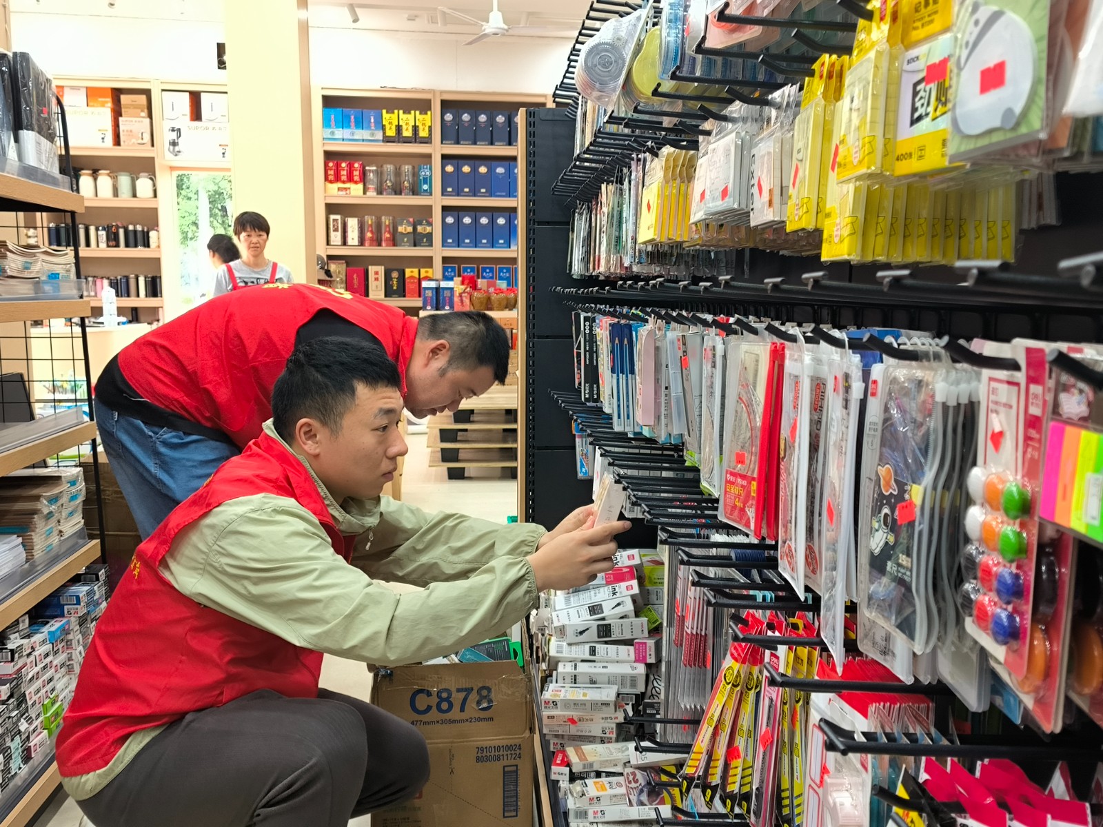 黨員志愿者幫助新店即將開(kāi)業(yè)零售戶分類整理商品.jpg