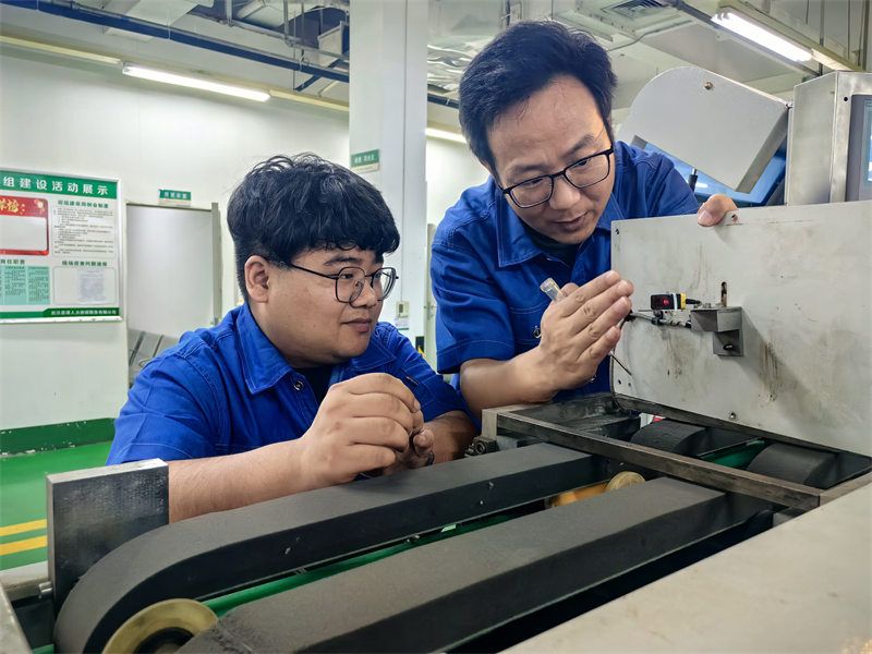設(shè)備運(yùn)維導(dǎo)師帶徒弟調(diào)試包裝機(jī)