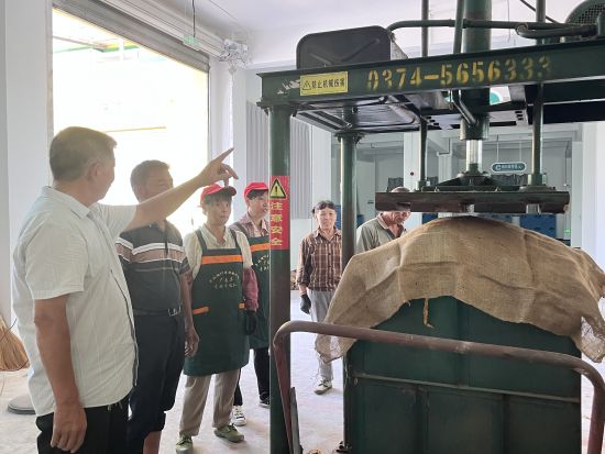 圖為倉(cāng)管員正向打包工講解注意事項(xiàng) 圖為倉(cāng)管員正向打包工講解注意事項(xiàng)