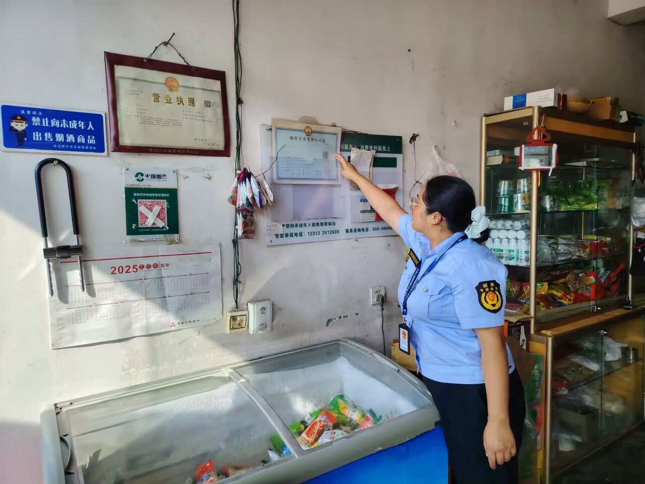 執(zhí)法人員認(rèn)真核實(shí)許可證信息.jpg 執(zhí)法人員認(rèn)真核實(shí)許可證信息.jpg