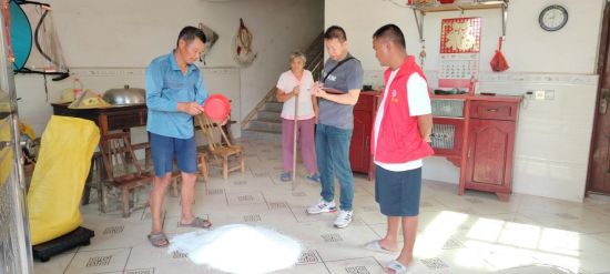 圖為熊冰云在村民家走訪了解民情 圖為熊冰云在村民家走訪了解民情