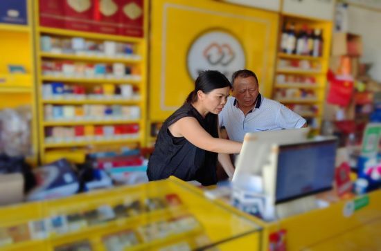 客戶經(jīng)理利用終端系統(tǒng)幫助客戶分析銷售數(shù)據(jù).jpg 客戶經(jīng)理利用終端系統(tǒng)幫助客戶分析銷售數(shù)據(jù).jpg