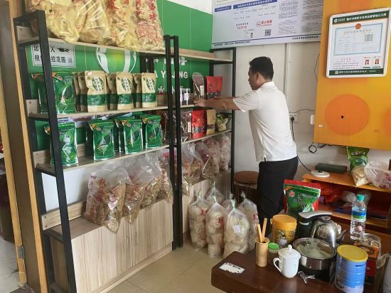 圖為客戶經(jīng)理吳至鴻正在整理零售戶店里的農(nóng)特產(chǎn)品.jpg 圖為客戶經(jīng)理吳至鴻正在整理零售戶店里的農(nóng)特產(chǎn)品.jpg