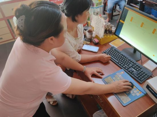 圖為客戶經(jīng)理鐘世香正在指導(dǎo)零售戶操作云POS現(xiàn)代終端系統(tǒng).jpg 圖為客戶經(jīng)理鐘世香正在指導(dǎo)零售戶操作云POS現(xiàn)代終端系統(tǒng).jpg