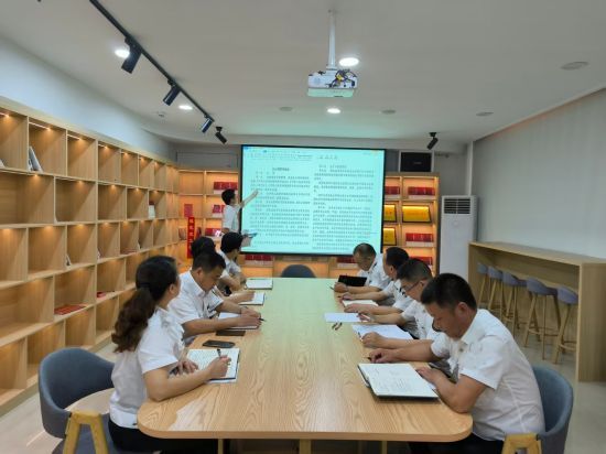 圖為專(zhuān)賣(mài)人員參加集中理論培訓(xùn) 圖為專(zhuān)賣(mài)人員參加集中理論培訓(xùn)