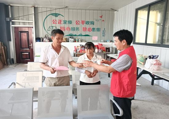 圖為黨員志愿者在休息室服務煙農(nóng).jpg 圖為黨員志愿者在休息室服務煙農(nóng).jpg