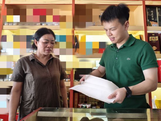 圖為營銷人員指導(dǎo)客戶利用廢棄煙盒手工制作置物盒.jpg 圖為營銷人員指導(dǎo)客戶利用廢棄煙盒手工制作置物盒.jpg