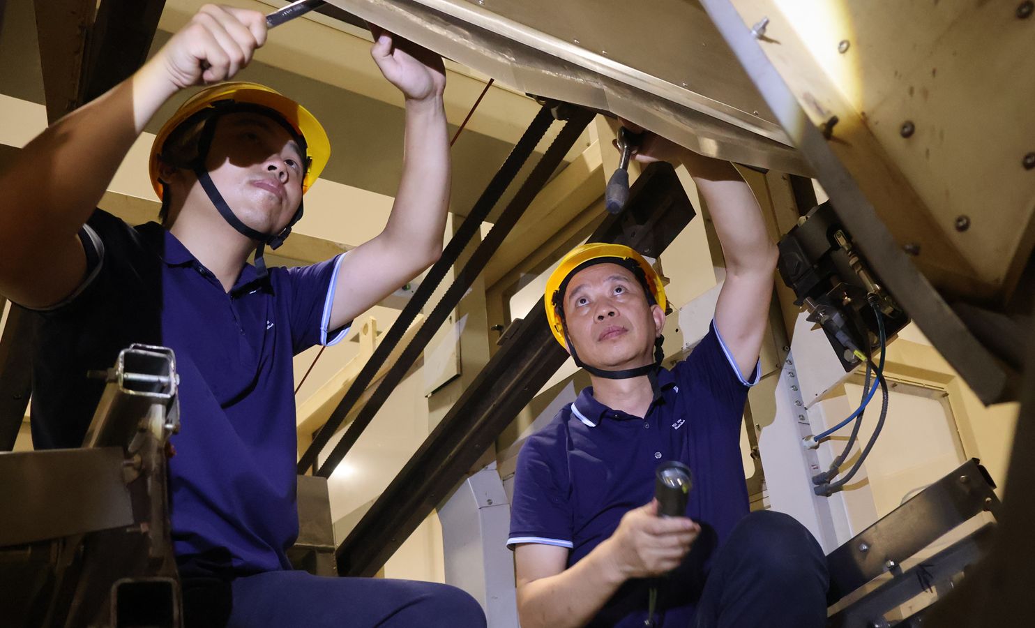 何東生和徒弟進(jìn)行切片機(jī)故障搶修